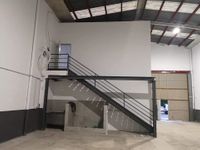 escalera para oficina de nave-