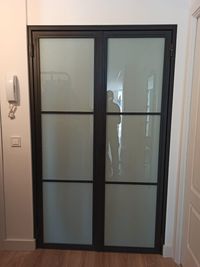 puerta con cristal blanco opaco